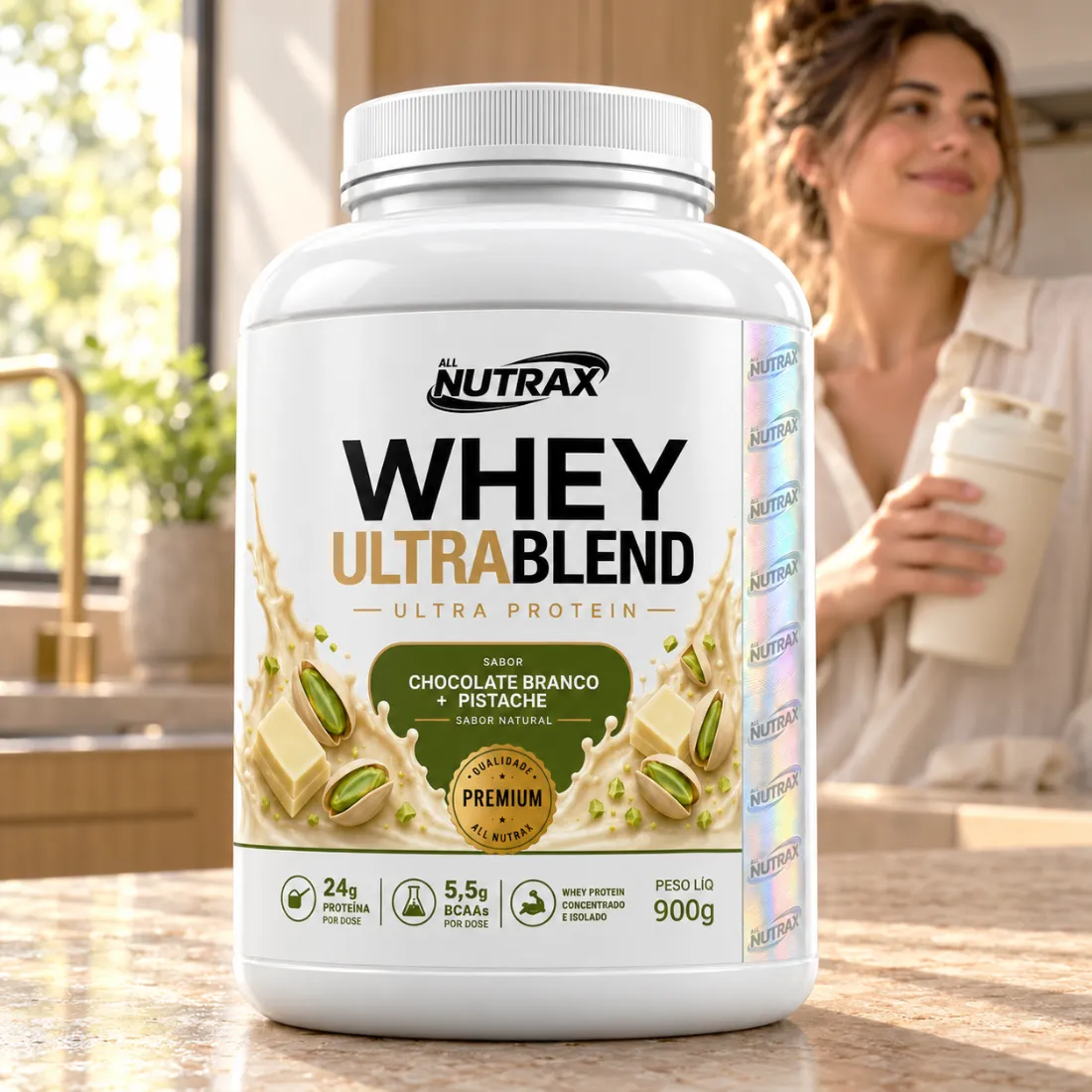 Pote de Whey UltraBlend sobre bancada de cozinha, com coqueteleira ao lado