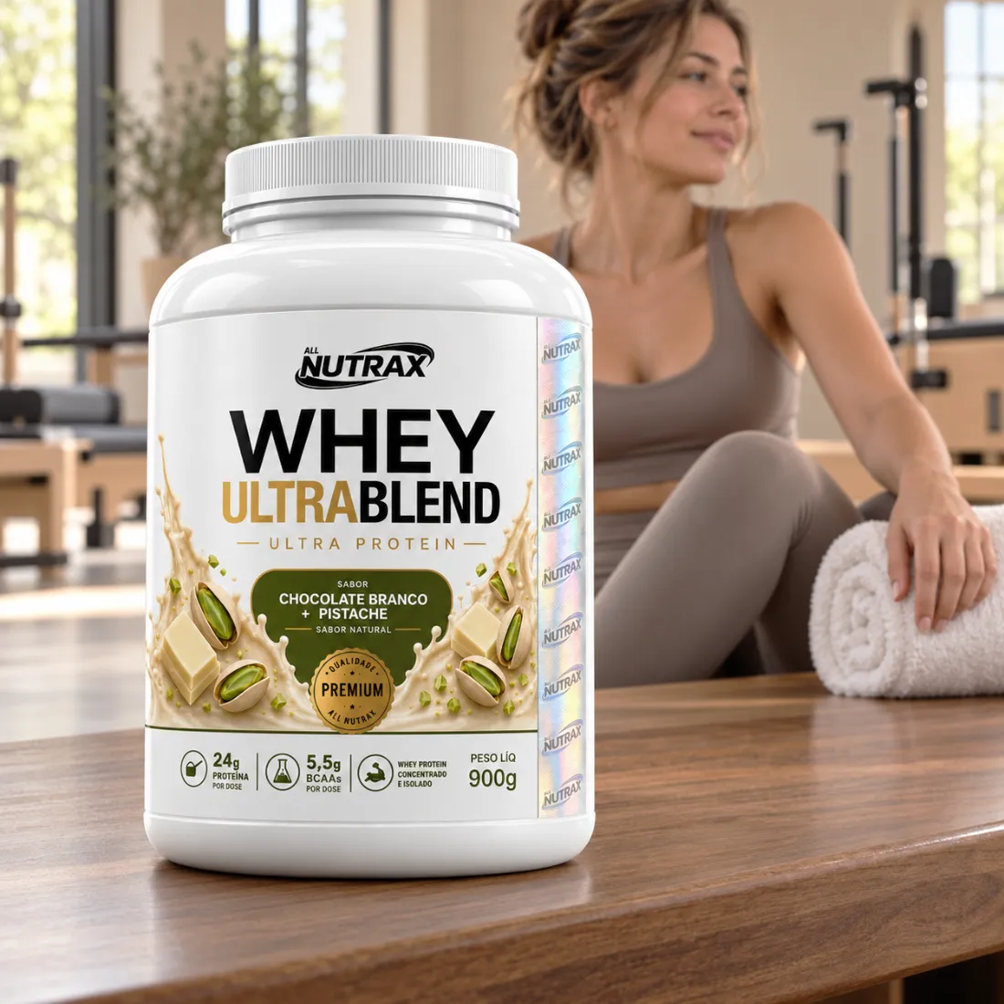 Pote de Whey UltraBlend sobre bancada de madeira em estúdio de treino